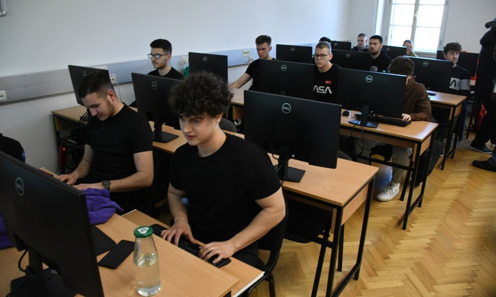 Osposobljavanje za rad na računalu preduvjet je za posao u državnoj službi (ilustracija)