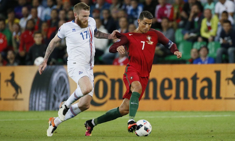 Aron Gunnarsson i Cristiano Ronaldo