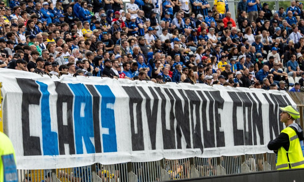 Transparent u počast ubijenom navijaču