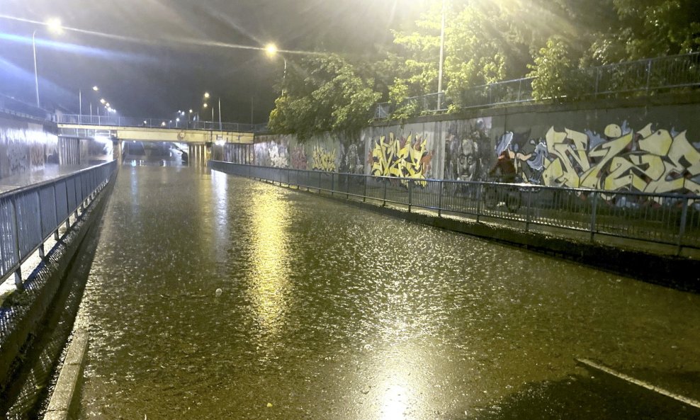 Poplavljen podvožnjak u Slavonskom Brodu