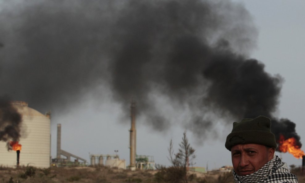 Libija vatra naftno postrojenje
