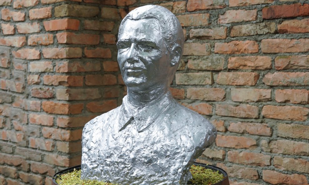 Skulpturu je izradio Boris Leiner