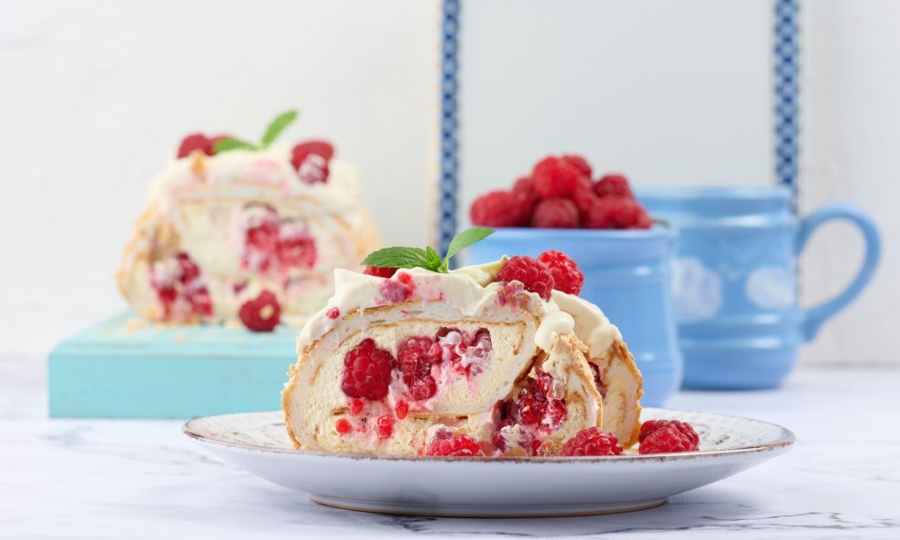 Rolada s bobičastim voćem je osvježavajući desert