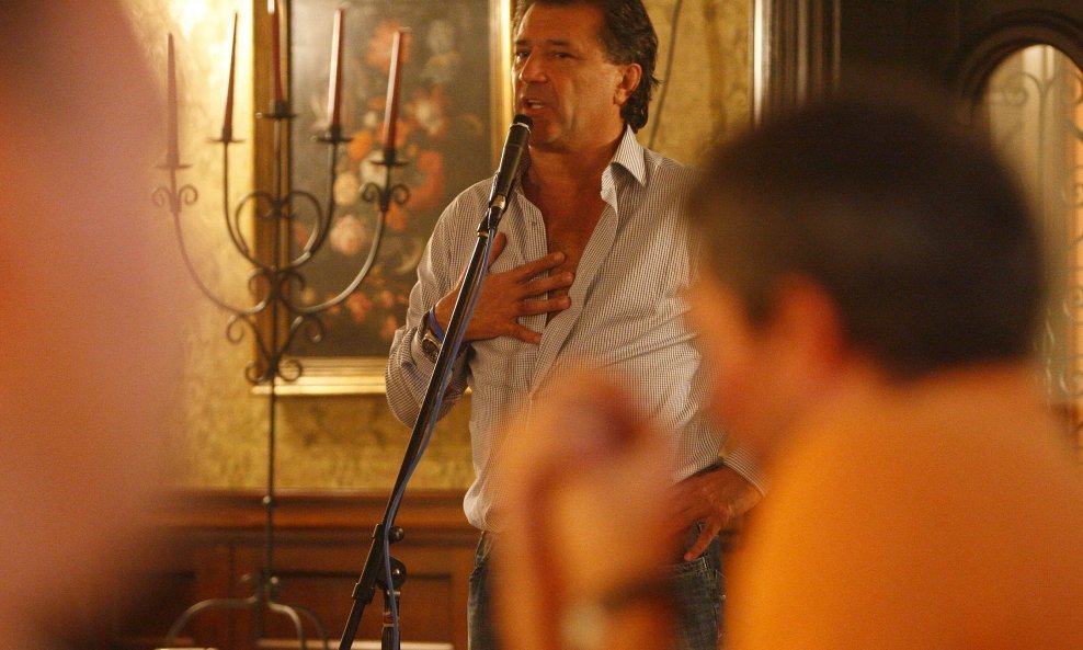 Zdravko Mamić pred mikrofonom i u razgrljenoj košulji