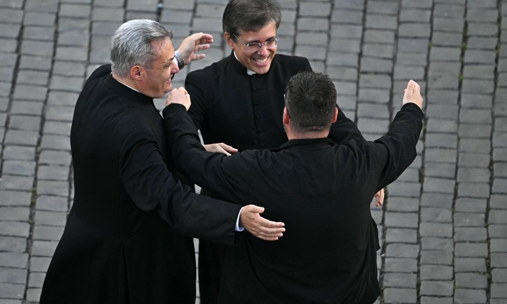 Reakcije na bijeli dim