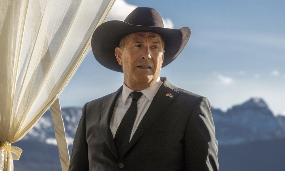 Kevin Costner kao John Dutton