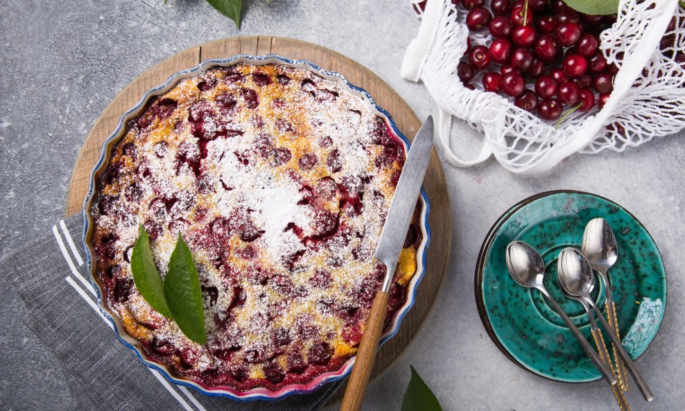 Clafoutis je tradicionalni francuski desert koji potječe iz regije Limousin
