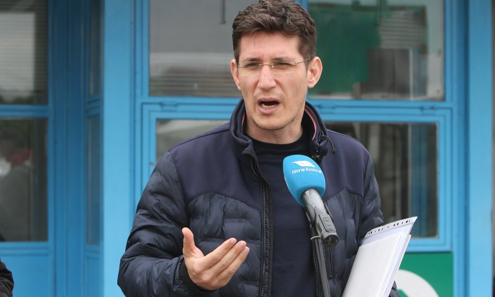Zvonimir Troskot na konferenciji za medije ispred Opće bolnice Karlovac