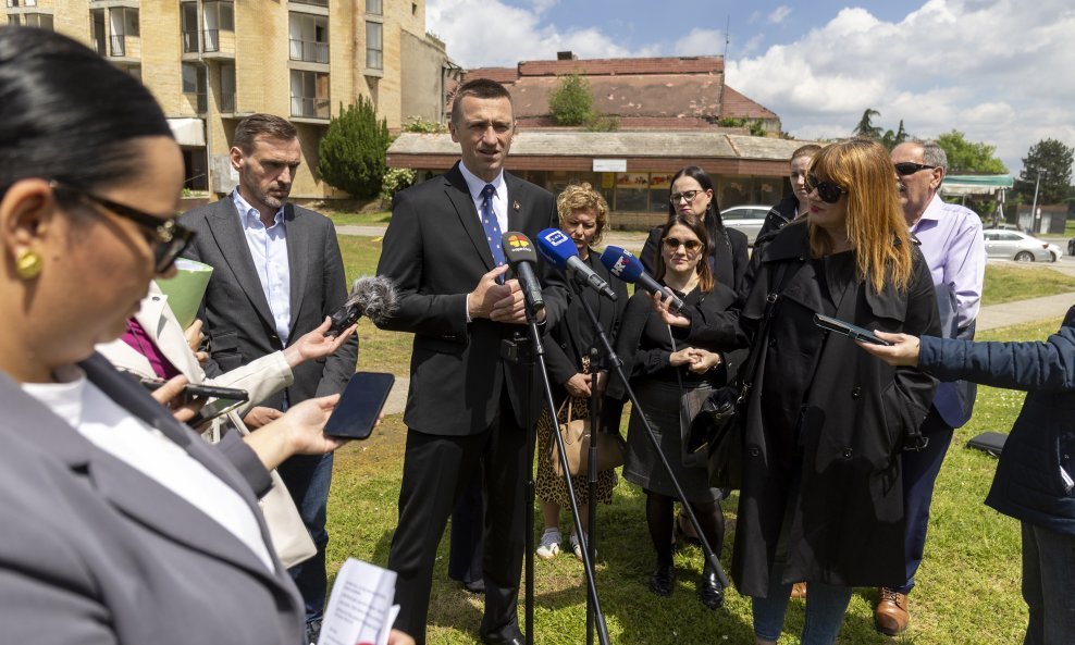 Ivan Penava ispred starog hotela Dunav u Vukovaru