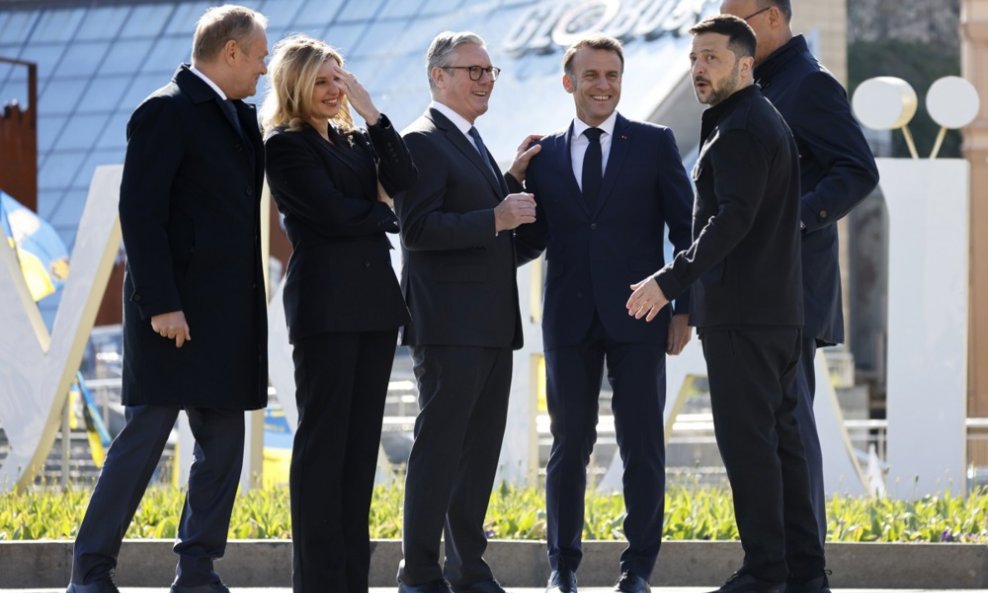 Donald Tusk, Olena Zelenska, Keir Starmer, Emmanuel Macron, Volodimir Zelenski i Friedrich Merz