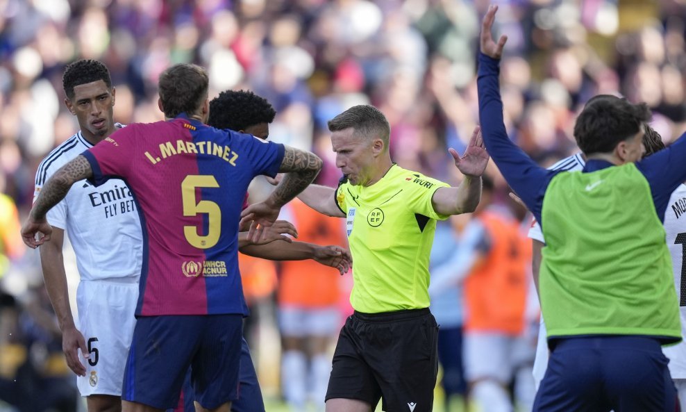 Sudac Alejandro Hernández okružen igračima Barcelone i Reala