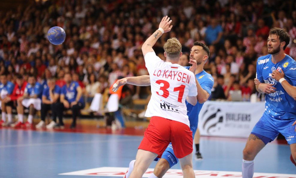 Zvonimir Srna u duelu s igračem Luksemburga