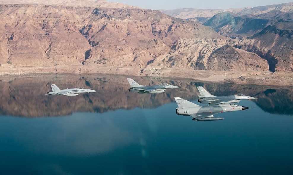 Pakistanski Mirage III u letu s američkim F-18 i F-16