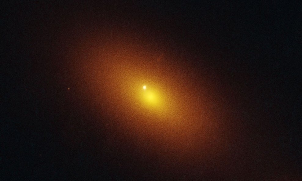 Ovo je Hubbleova snimka udaljene galaksije na kojoj se jasno može vidjeti utjecaj vanjske supermasivne crne rupe