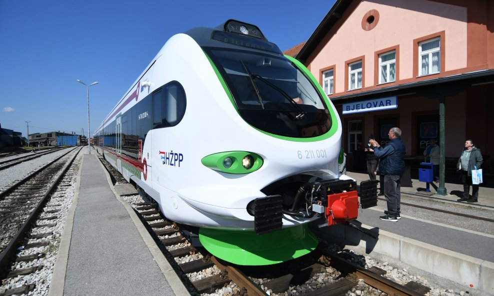 Prvi elektrobaterijski vlak