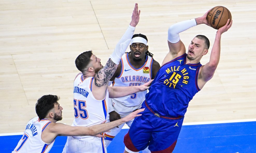 Nikola Jokić (s loptom)
