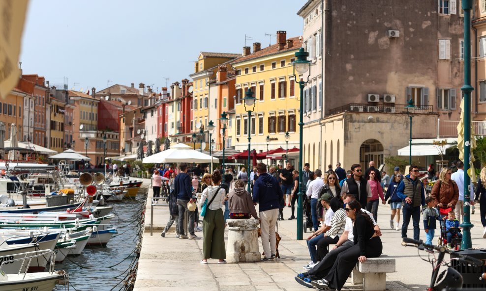 Turisti u šetnji Rovinjem
