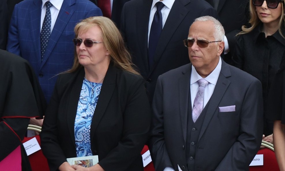 Louis Prevost i njegova supruga u prvom redu na inauguraciji pape Lava XIV.