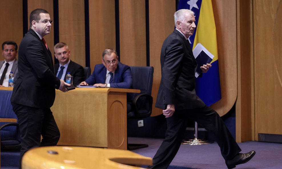 Zastupnici SNSD-a srušili kvorum