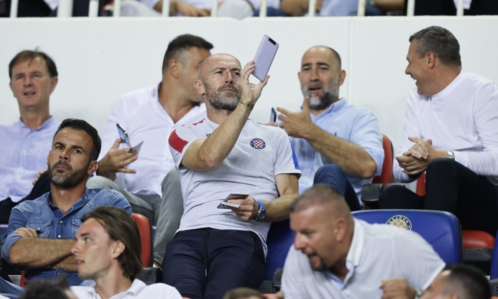 Igor Musa (u sredini, s mobitelom u ruci)
