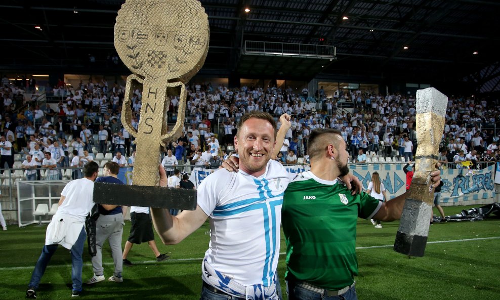 2017. Rijeka: Navijači utrčali u teren i s igračima proslavili povijesni naslov prvaka Hrvatske