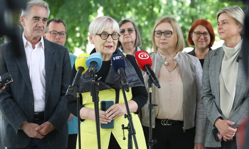 Draženka Polović u sredini