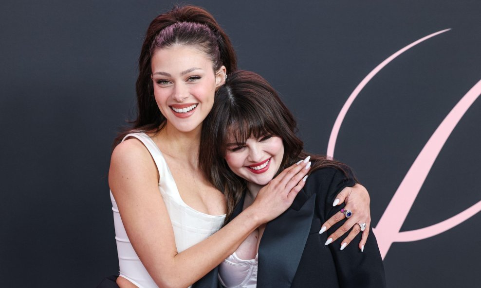 Nicola Peltz i Selena Gomez