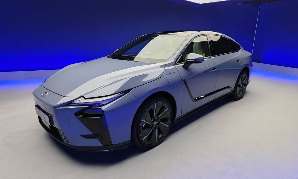 Lexus ES - europska premijera