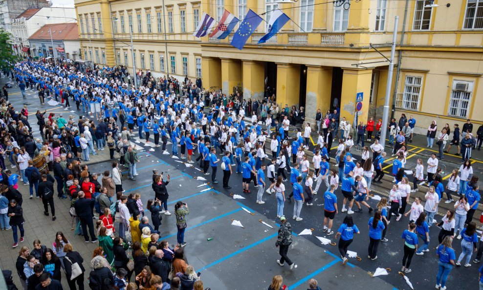 Osječki maturanti za kraj škole tradicionalno plesu Quadrillu