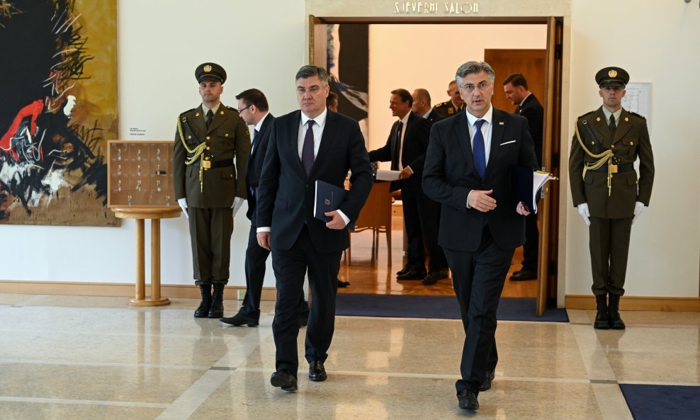 Sjednicu Vijeća za obranu zajednički su sazvali predsjednik Republike Zoran Milanović i predsjednik Vlade Andrej Plenković.