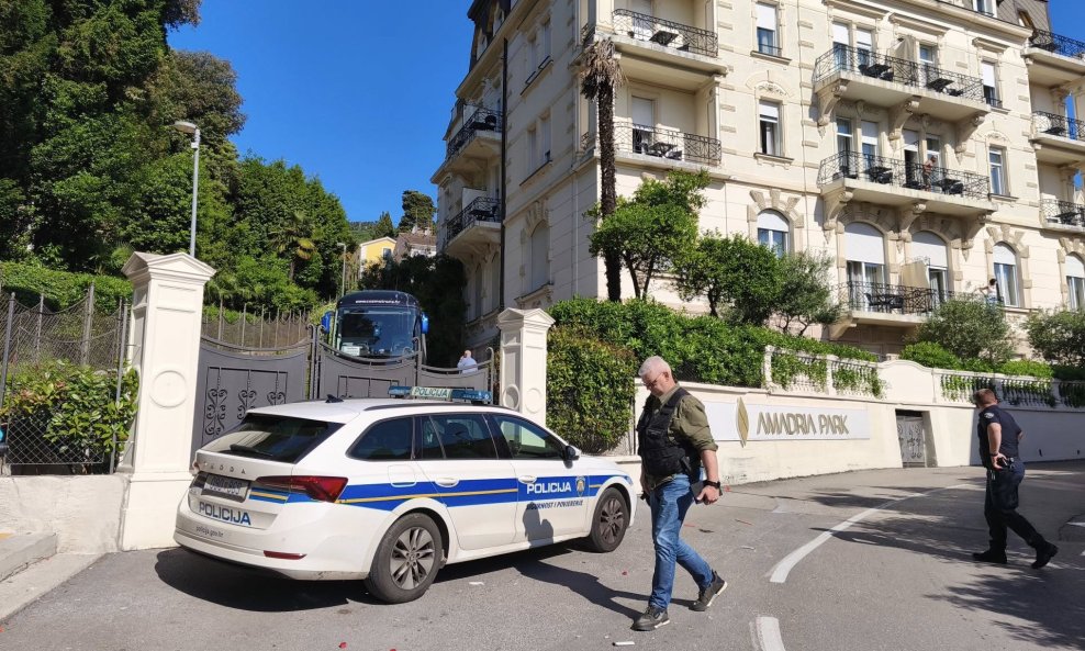 Policija pred hotelom Slaven Belupa