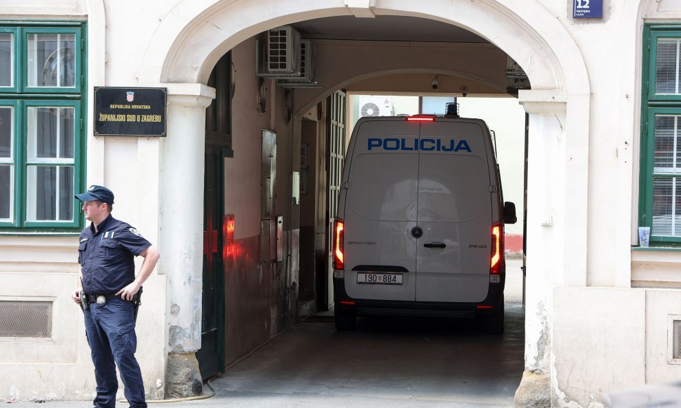 Zagreb: Policija dovodi kombijem osumnjičene u akciji Karbon na Županijski sud