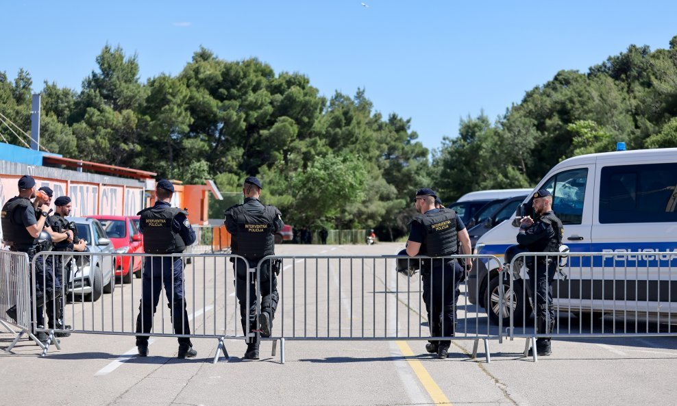 Policija na Šubićevcu