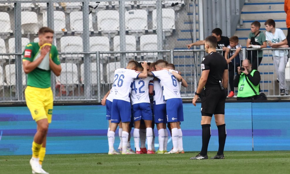 Slavlje igrača Osijeka nakon Hernanijevog gola