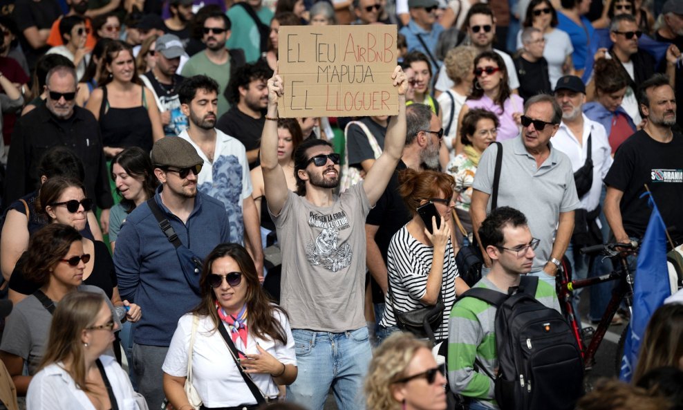 Prosvjednik u Barceloni s natpisom 'Tvoj AirBnB povećao je moju najamninu'