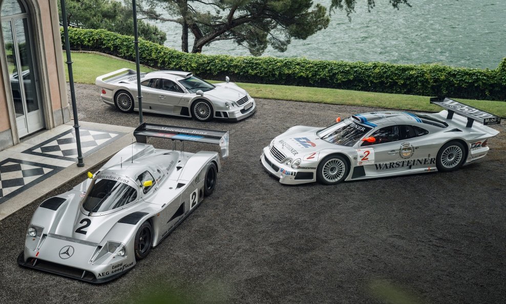 Mercedes-Benz C 11 trkaći sportski automobil iz 1990., CLK GTR trkaći sportski automobil iz 1997. i CLK GTR Coupé super sportski automobil iz 1998. (od naprijed prema natrag)
