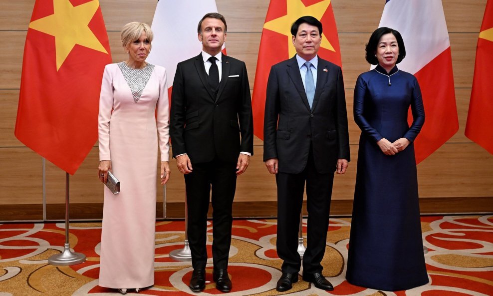 Vijetnamski predsjednik Luong Cuong i supruga Nguyen Thi Minh Nguyet, Emmanuel Macron i Brigitte Macron