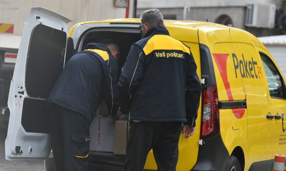 Tijekom ljetnih mjeseci na obali građani primijećuju da poštara nema
