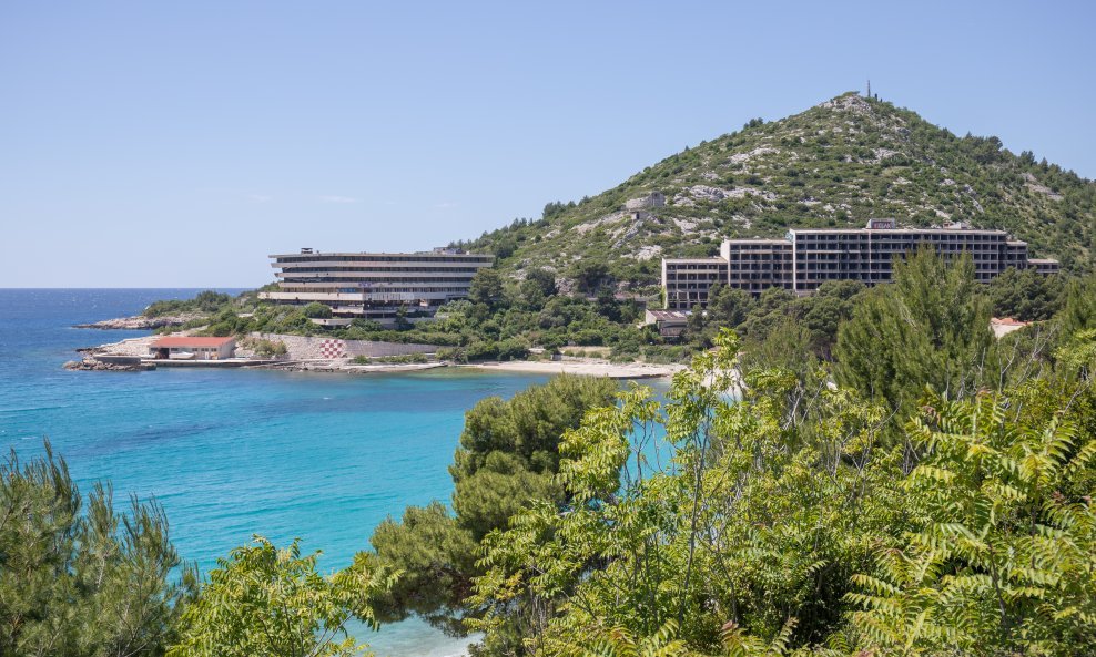 Rušenje devastiranih hotela Kupari u najljepšoj uvali kod Dubrovnika