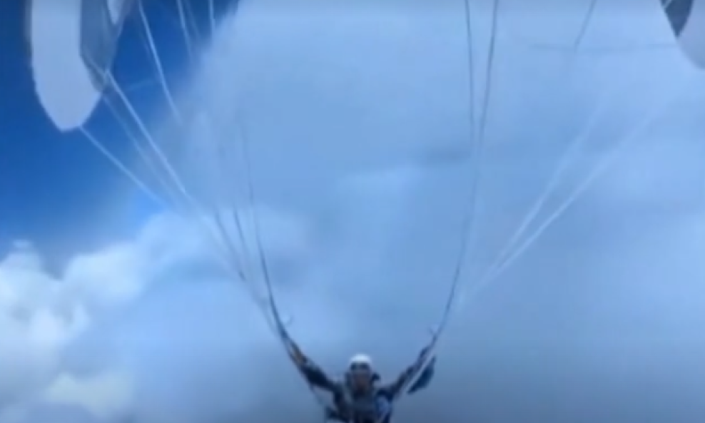 Kineski paraglajder
