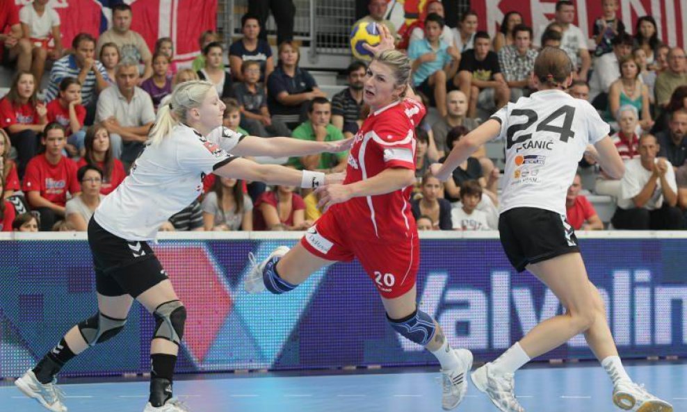 Miranda Tatari između Tamare Masvar i Kristine Franić RK Podravka - Krim, sezona 2011-12)