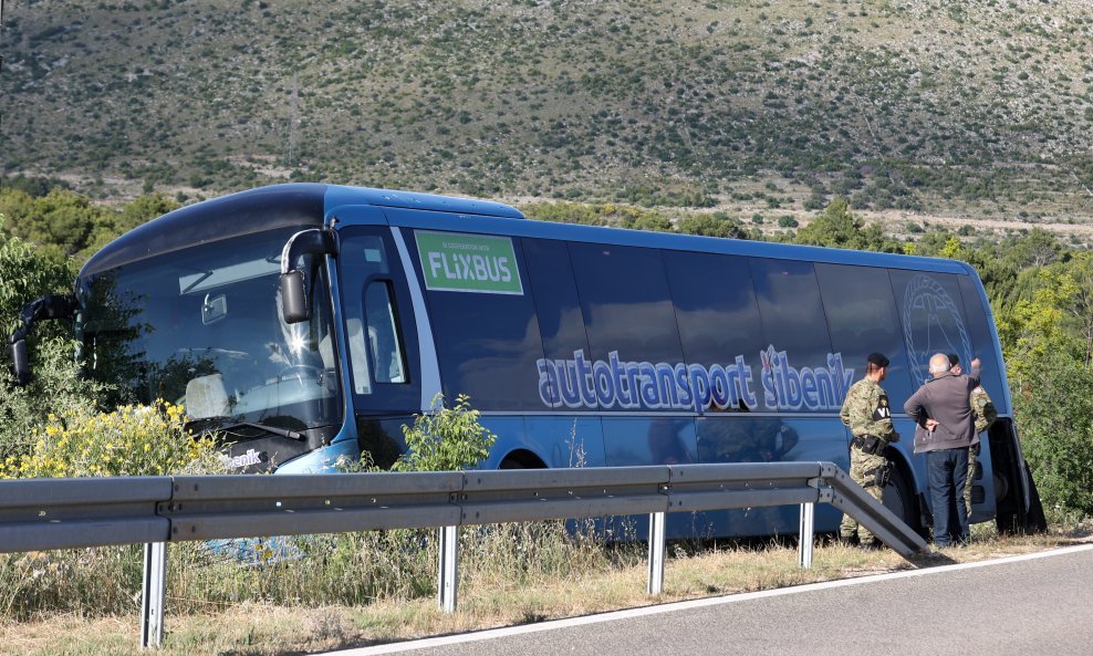 Sudar autobusa i osobnog automobila