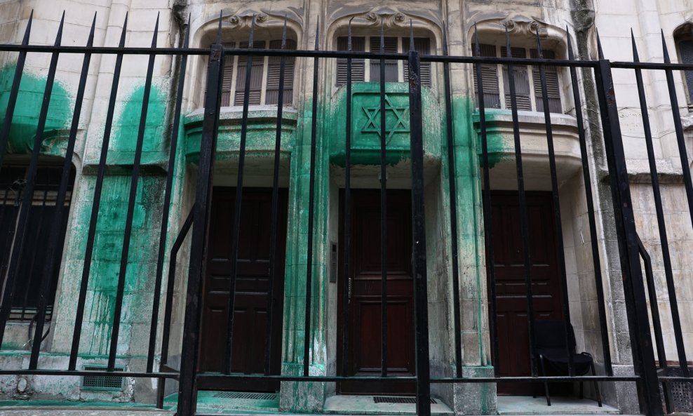 Sinagoga Agoudas Hakehilos u Parizu zalivena je zelenom bojom