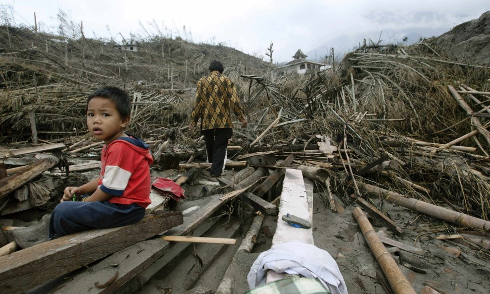 2010-10-28T123630Z_01_YOG03_RTRIDSP_3_INDONESIA-VOLCANO