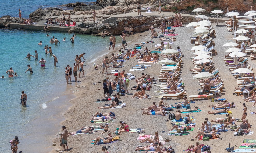 Najpoznatija dubrovačka plaža Banje puna je kupača već u lipnju