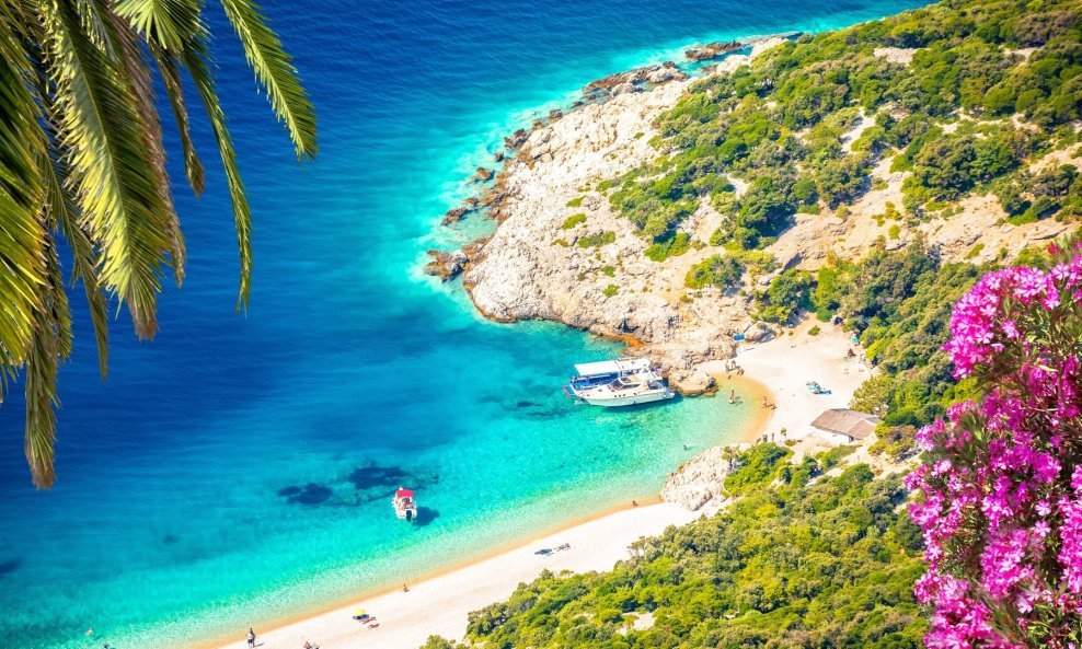 Skrovita tirkizna plaža nedaleko naselja Lubenice na otoku Cresu