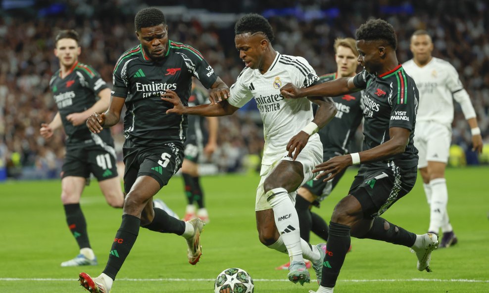 Thomas Partey (lijevo) vs. Vinicius Jr.
