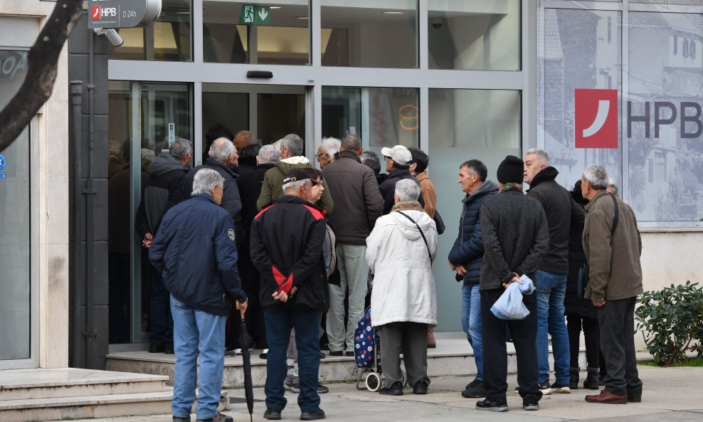 Umirovljenici u redu za mirovine
