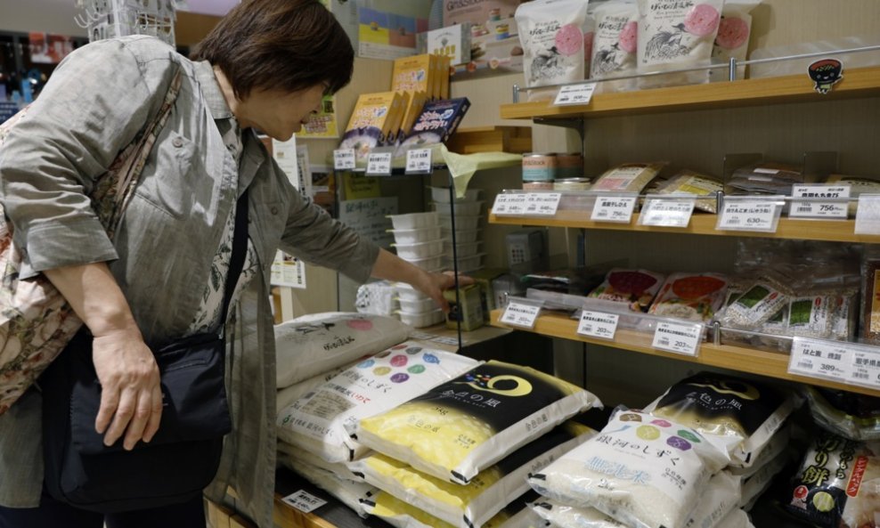 JApanci razgrbili rižu iz zaliha
