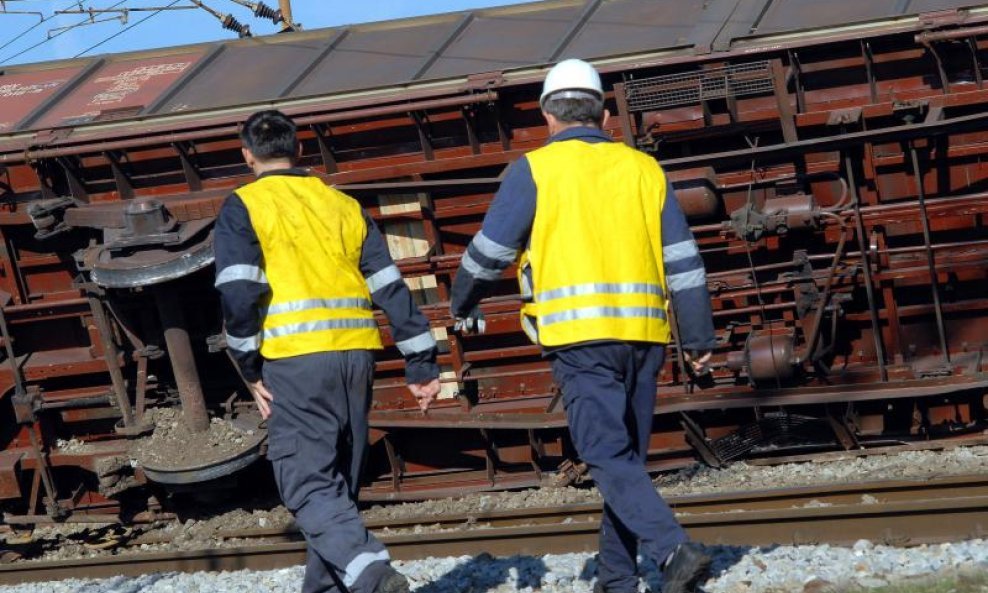 Iz tračnica iskočilo 12 vagona teretnog vlaka (13)